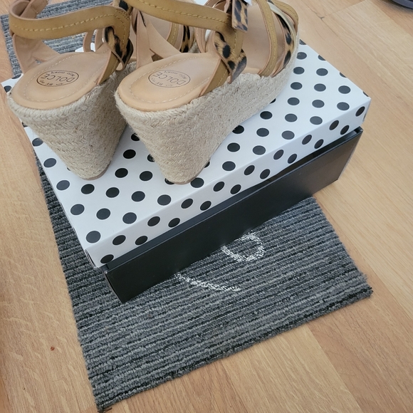 DOLCE BY MOJO MOXY tan cheetah print shoes - Picture 4 of 9